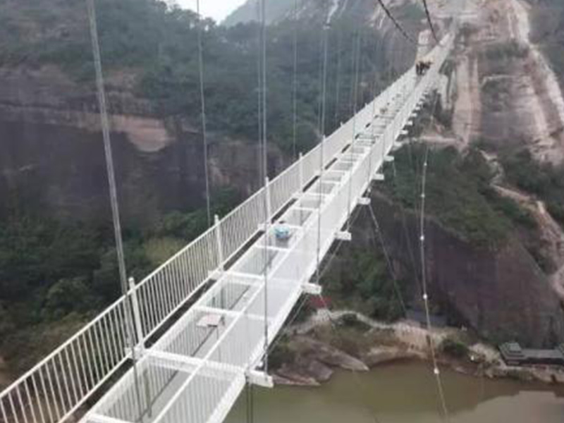 玻璃吊橋受到外國人質(zhì)疑，不遠萬里來砸橋，結(jié)局讓人很無奈